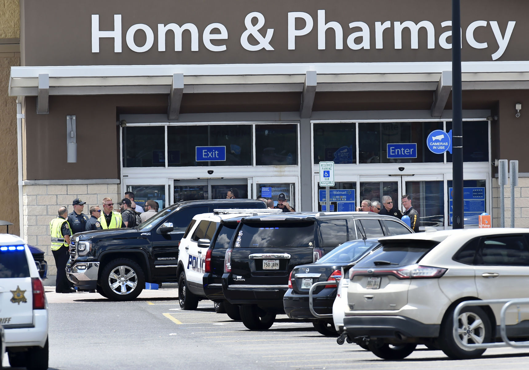 BR.walmartshooting0085.080719 bf.jpg